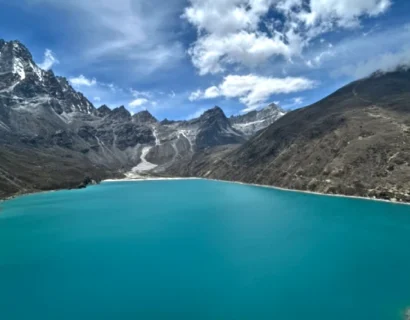 Gokyo lake trek trail and gokyo lake with mountain around