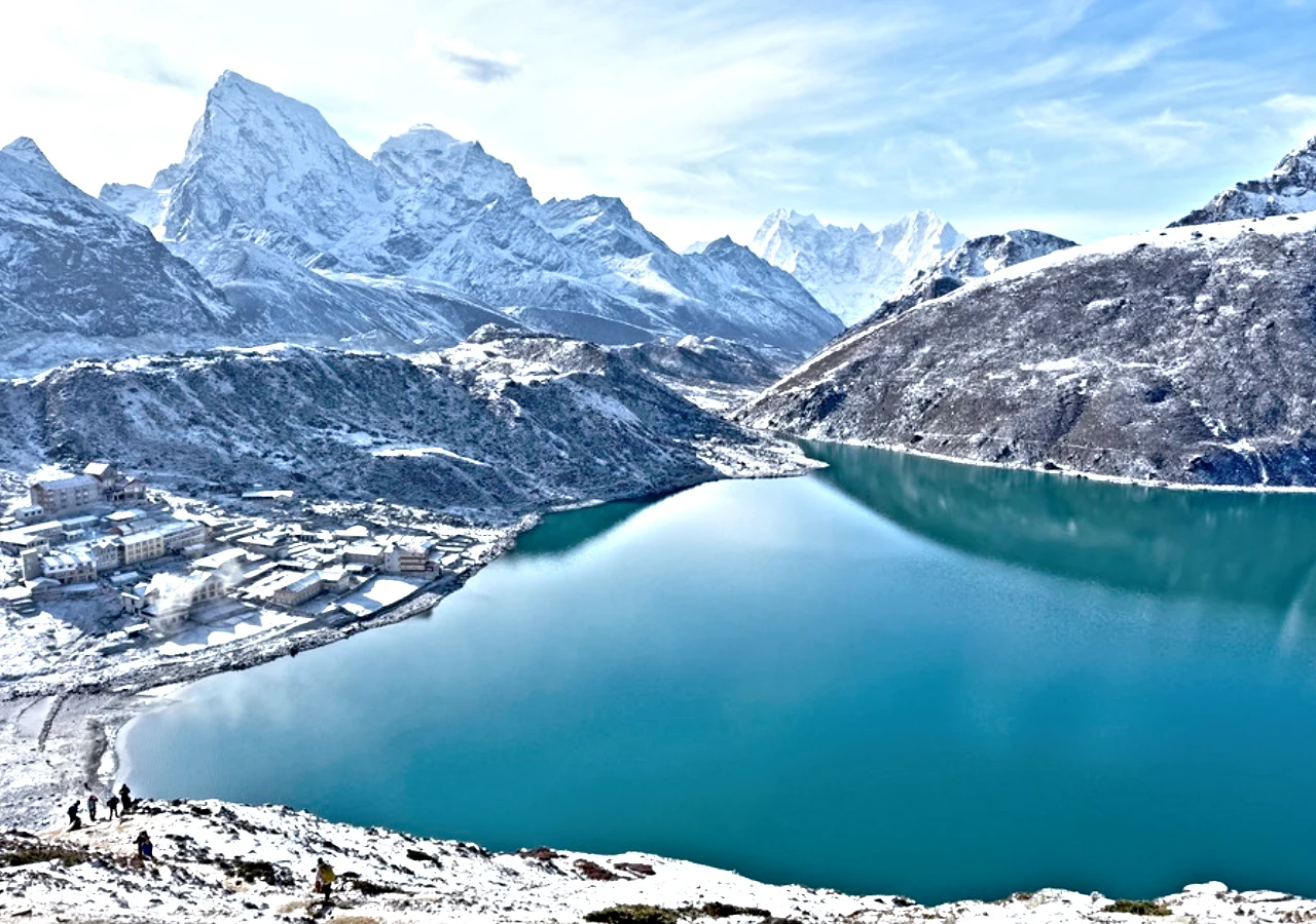 Gokyo Lake Trek Trail with Gokyo Lake and Mountain View