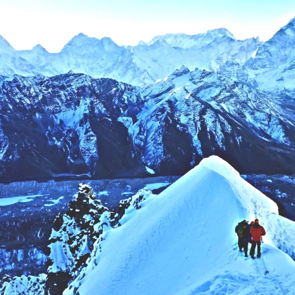 Island peak summit route and spectacular himalayas in everest nepal