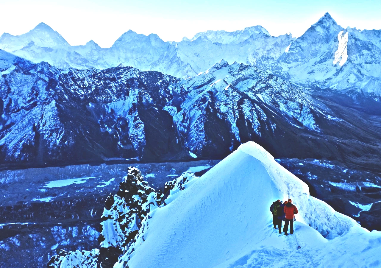 Island peak summit route and spectacular himalayas in everest nepal