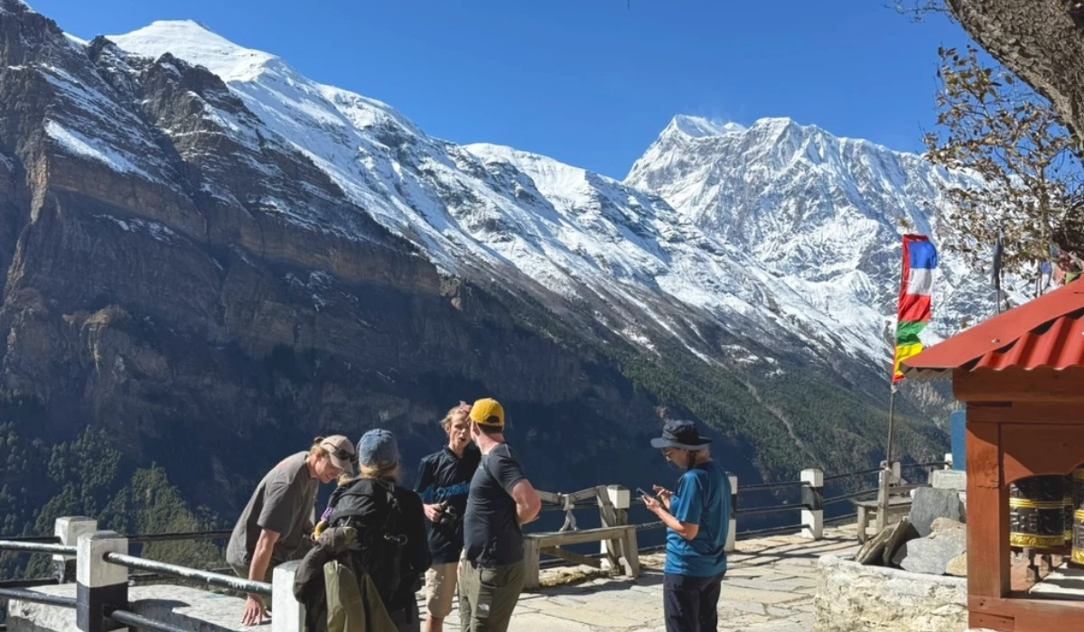 Trekkers enjoying the clear annapurna himalayan view in nepal annapurna region