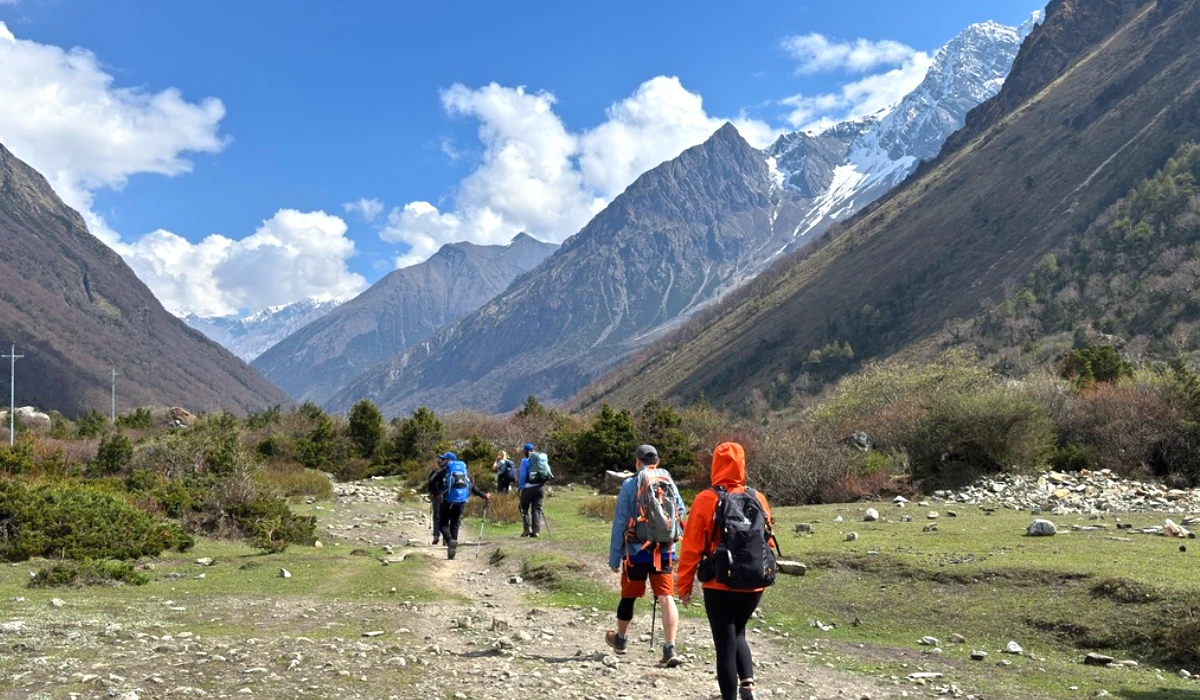 Trekking in nepal with himalayan peaks during autumn season