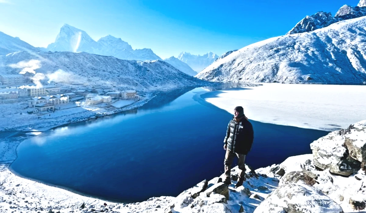 Gokyo lake valley trekking route nepal and Gokyo lake with white mountain 