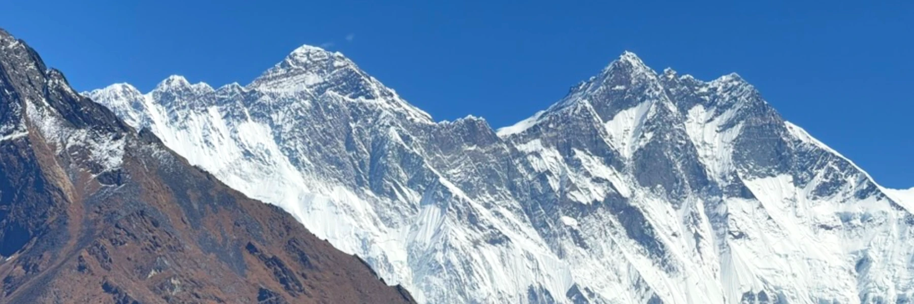 Highest mountain peak in the world mount everest nepal and everet himalayan region with ebc trekking trail