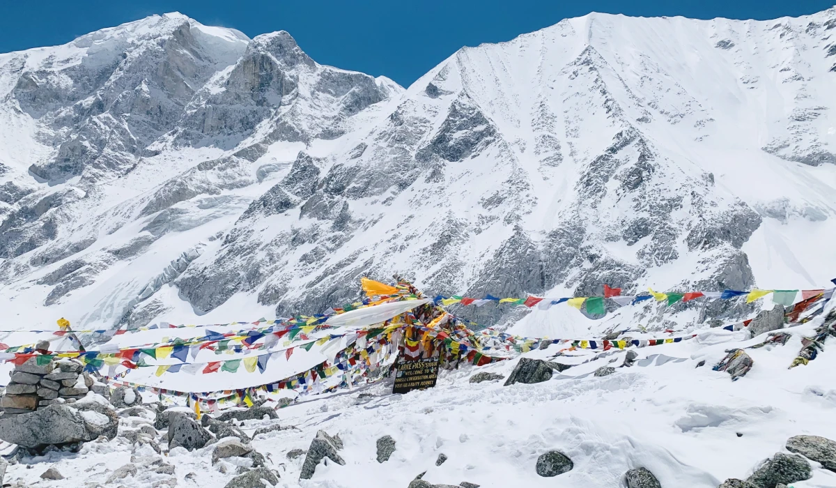 Manaslu circuit trekking and larke la pass nepal