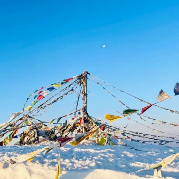Pikey peak trekking trail with prayer flags nepal
