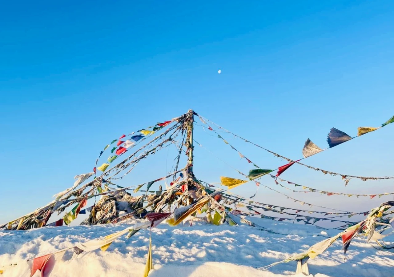 Pikey peak trekking trail with prayer flags nepal