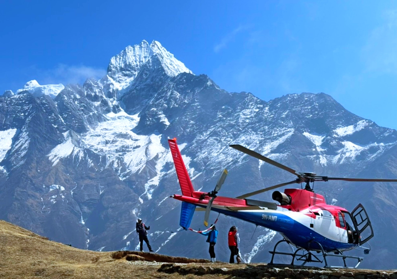 Everest base camp helicopter tour with wonderful mountain vistas in Everest Himalayas Nepal