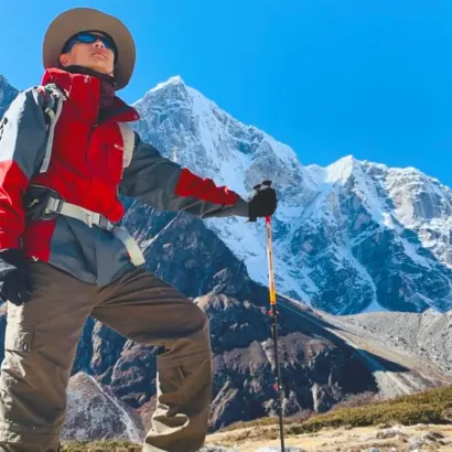 Everest Base Camp trekking route in Nepal with beautiful Himalayan peaks